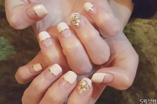 指甲延長膠怎么用 美甲做延長貴還是甲片貴 指甲延長膠怎么用 美甲做延長貴還是甲片貴
