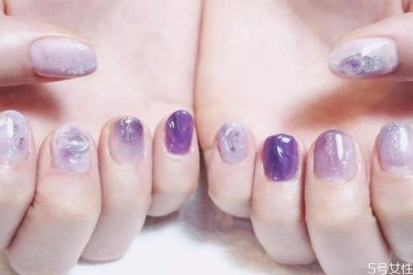 指甲延長膠怎么用 美甲做延長貴還是甲片貴 指甲延長膠怎么用 美甲做延長貴還是甲片貴