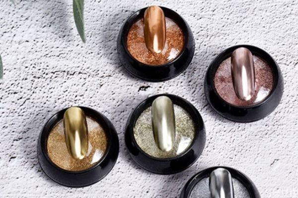 美甲極光粉怎么用 美甲極光粉用法步驟 美甲極光粉怎么用 美甲極光粉用法步驟