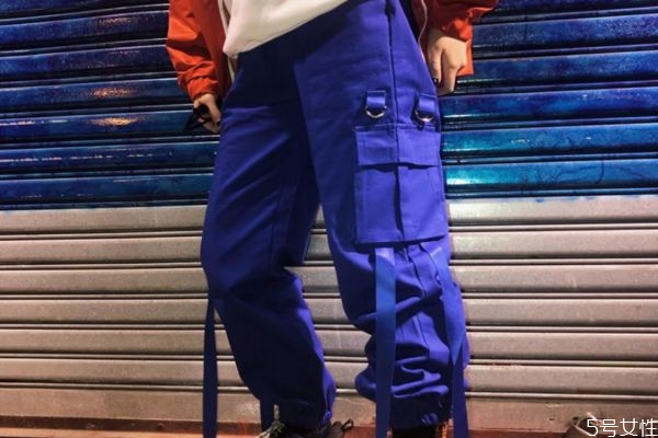 工裝褲需要買大一碼嗎 工裝褲老是往下掉怎么辦