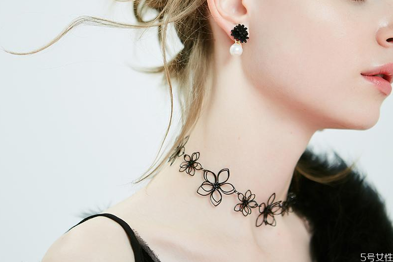 鎖骨鏈吊墜多大合適 鎖骨鏈?zhǔn)裁纯钍胶每?>
         				<strong>鎖骨鏈吊墜多大合適 鎖骨鏈?zhǔn)裁纯钍胶每?/strong>
         			</a>
         				<p>鎖骨鏈的種類有非常多，但是找對(duì)適合自己的款式非常重要，你知道鎖骨鏈吊墜多大最合適嗎，下面小編為大家介紹幾種鎖骨鏈的款式。</p>
         		</li> 
                                               <li>
         			<a href=