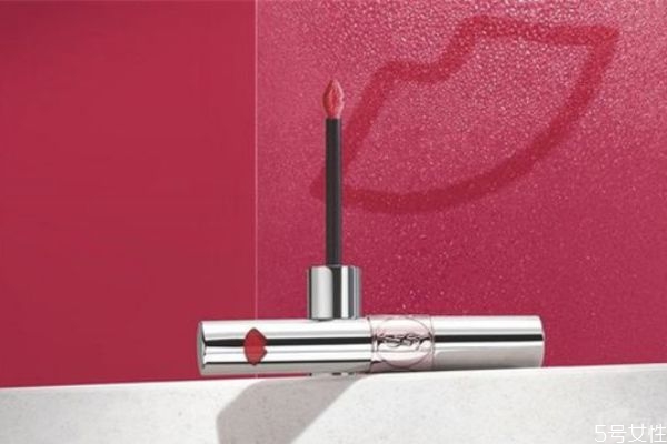 口紅白白的是發(fā)霉嗎 口紅長(zhǎng)毛與長(zhǎng)霜的區(qū)別 口紅白白的是發(fā)霉嗎 口紅長(zhǎng)毛與長(zhǎng)霜的區(qū)別