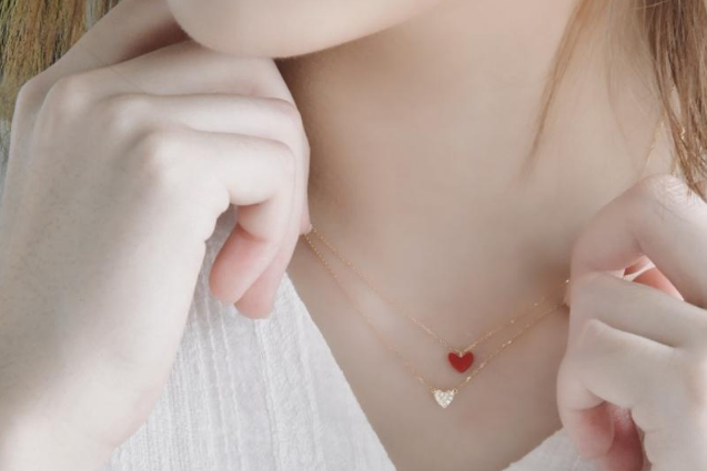 ahkah小紅心項(xiàng)鏈多少錢？ahkah紅心鎖骨鏈專柜價(jià)格