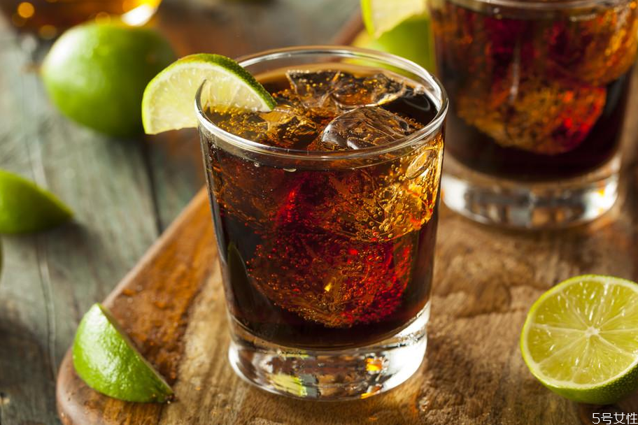 朗姆酒度數(shù) 朗姆酒兌什么好喝 朗姆酒度數(shù) 朗姆酒兌什么好喝