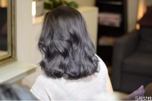 頭發(fā)染完1天半能洗嗎 洗過頭當(dāng)天可以染發(fā)嗎 頭發(fā)染完1天半能洗嗎 洗過頭當(dāng)天可以染發(fā)嗎