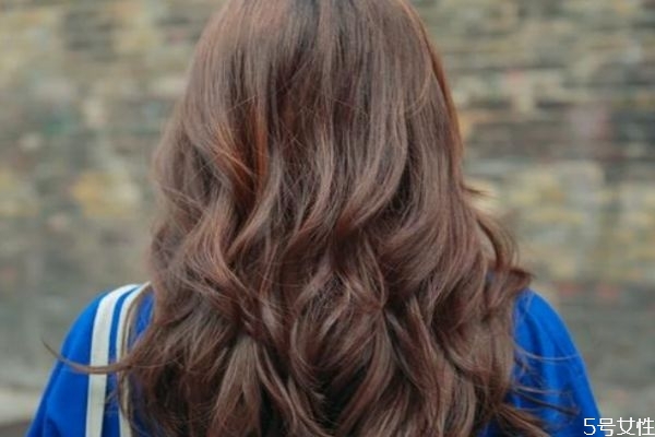 頭發(fā)染完1天半能洗嗎 洗過頭當(dāng)天可以染發(fā)嗎 頭發(fā)染完1天半能洗嗎 洗過頭當(dāng)天可以染發(fā)嗎