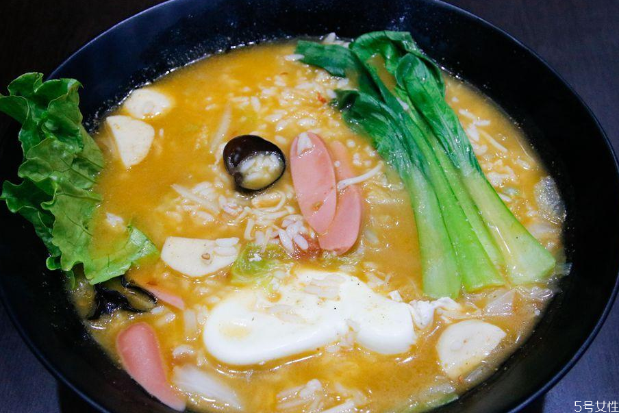 燙飯怎么做 西紅柿雞蛋燙飯 燙飯怎么做 西紅柿雞蛋燙飯