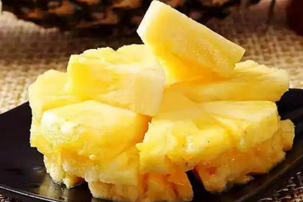 鳳梨要去芯嗎 鳳梨中間的硬心可以吃嗎 鳳梨要去芯嗎 鳳梨中間的硬心可以吃嗎