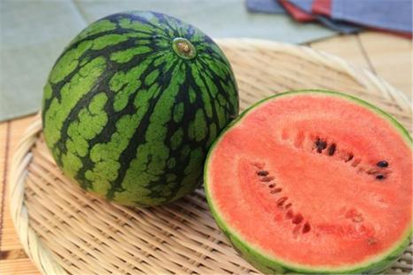 西瓜為什么這么甜 西瓜減肥的人可以吃嗎 西瓜為什么這么甜 西瓜減肥的人可以吃嗎