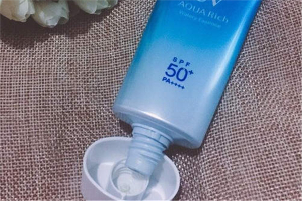 防曬霜和粉底先涂哪個 防曬霜正確的使用步驟 防曬霜和粉底先涂哪個 防曬霜正確的使用步驟