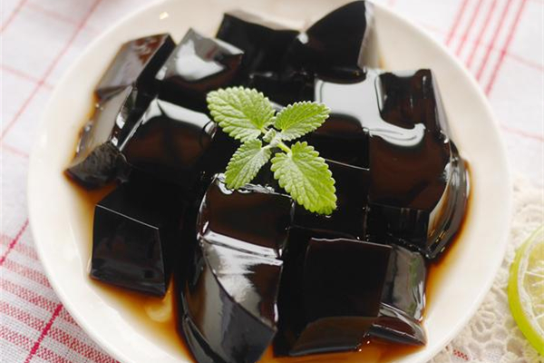 龜苓膏和燒仙草有什么區(qū)別 龜苓膏和燒仙草哪個降火 龜苓膏和燒仙草有什么區(qū)別 龜苓膏和燒仙草哪個降火