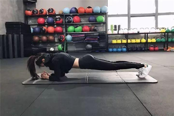 平板支撐姿勢不對(duì)的后果 平板支撐正確姿勢