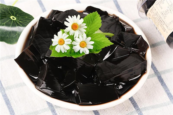 龜苓膏和燒仙草有什么區(qū)別 龜苓膏和燒仙草哪個降火 龜苓膏和燒仙草有什么區(qū)別 龜苓膏和燒仙草哪個降火