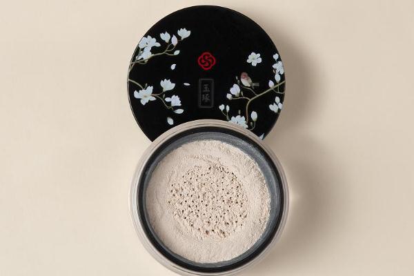 散粉和粉餅的區(qū)別作用 散粉和粉餅哪個定妝效果好 散粉和粉餅的區(qū)別作用 散粉和粉餅哪個定妝效果好