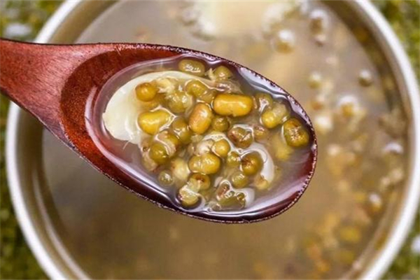 綠豆湯發(fā)燒時可以喝嗎 綠豆湯能退燒嗎 綠豆湯發(fā)燒時可以喝嗎 綠豆湯能退燒嗎
