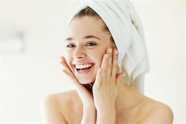 夏天用乳液好還是面霜好 夏天用什么牌子的護(hù)膚品比較好