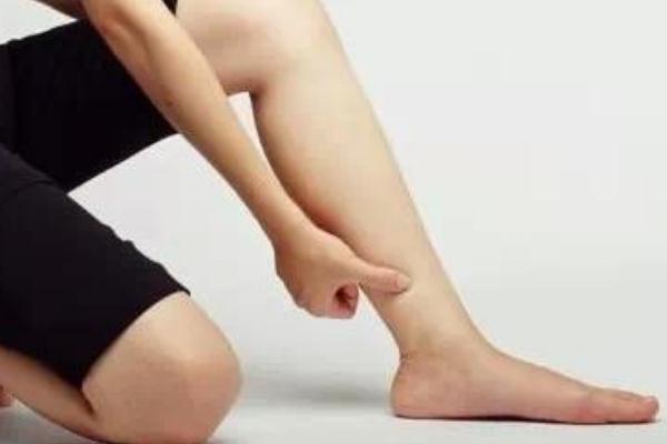 小腿抽筋的處理方法 小腿抽筋的癥狀 小腿抽筋的處理方法 小腿抽筋的癥狀