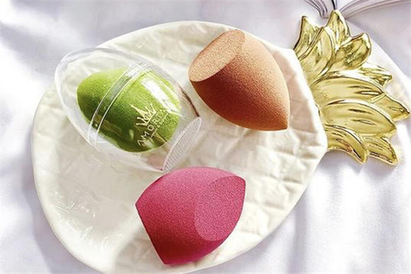 美妝蛋可以涂防曬霜嗎 美妝蛋可以涂哪些化妝品 美妝蛋可以涂防曬霜嗎 美妝蛋可以涂哪些化妝品