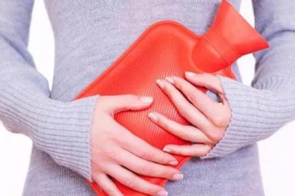 經(jīng)期推遲是什么原因有哪些 經(jīng)期血塊多是什么原因引起的