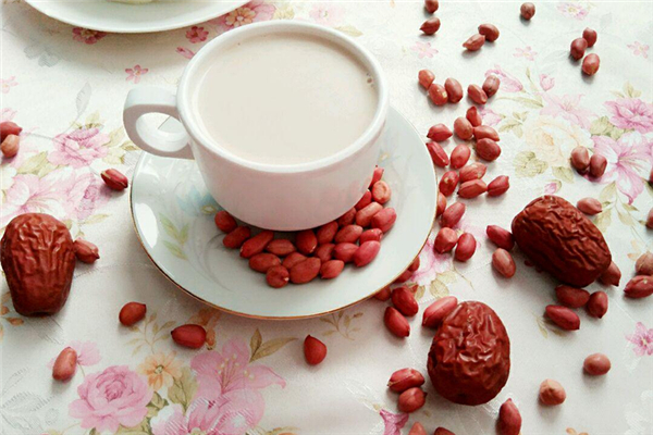 花生可以打成豆?jié){喝嗎 花生打漿喝有什么好處 花生可以打成豆?jié){喝嗎 花生打漿喝有什么好處