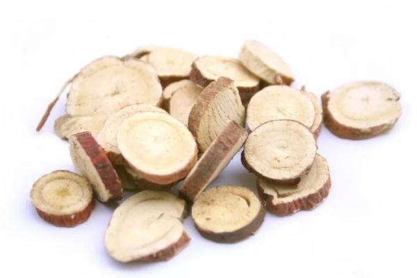 甘草泡水喝的功效與作用 甘草泡水喝一次放多少 甘草泡水喝的功效與作用 甘草泡水喝一次放多少