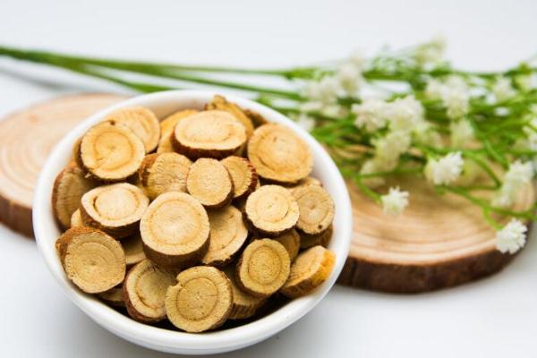 甘草能長期泡水喝嗎 甘草能和菊花一起泡水喝嗎 甘草能長期泡水喝嗎 甘草能和菊花一起泡水喝嗎