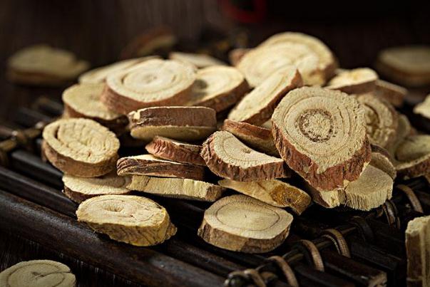 甘草泡水喝的功效與作用 甘草泡水喝一次放多少 甘草泡水喝的功效與作用 甘草泡水喝一次放多少