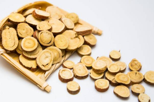 甘草能長期泡水喝嗎 甘草能和菊花一起泡水喝嗎 甘草能長期泡水喝嗎 甘草能和菊花一起泡水喝嗎