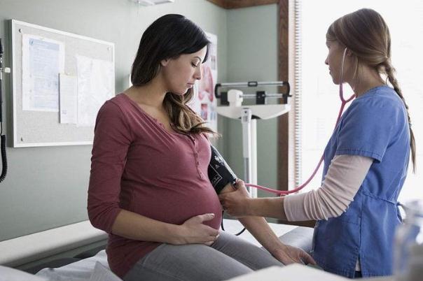 孕期高血壓會早產(chǎn)嗎 孕期高血壓會導致胎兒偏小嗎
