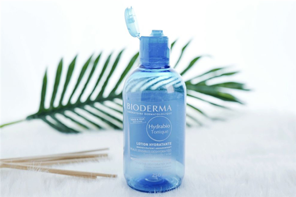 化妝水用后有刺痛感什么原因 化妝水洗完臉后用嗎 化妝水用后有刺痛感什么原因 化妝水洗完臉后用嗎