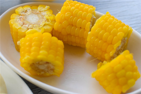 煮玉米變紅了怎么回事 煮玉米變紅能不能吃 煮玉米變紅了怎么回事 煮玉米變紅能不能吃