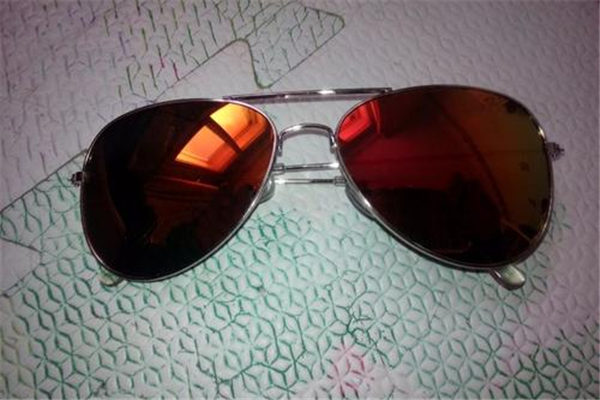 太陽(yáng)鏡買(mǎi)什么顏色的好 太陽(yáng)鏡顏色深好還是淺好