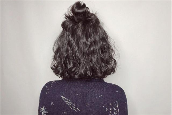 燙發(fā)會(huì)導(dǎo)致脫發(fā)嗎 燙發(fā)后脫發(fā)嚴(yán)重怎么辦 燙發(fā)會(huì)導(dǎo)致脫發(fā)嗎 燙發(fā)后脫發(fā)嚴(yán)重怎么辦