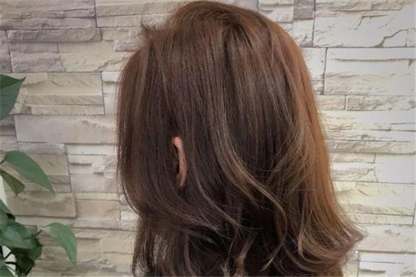 燙發(fā)和染發(fā)可以同時(shí)進(jìn)行嗎 燙發(fā)和染發(fā)的先后順序