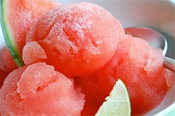 冰西瓜有細(xì)菌嗎 西瓜冰鎮(zhèn)幾個(gè)小時(shí)為宜 冰西瓜有細(xì)菌嗎 西瓜冰鎮(zhèn)幾個(gè)小時(shí)為宜