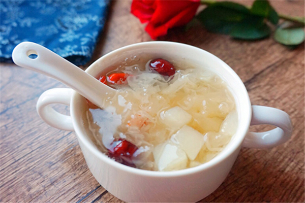 銀耳湯有白色泡沫還能吃嗎 銀耳湯有點苦怎么回事 銀耳湯有白色泡沫還能吃嗎 銀耳湯有點苦怎么回事