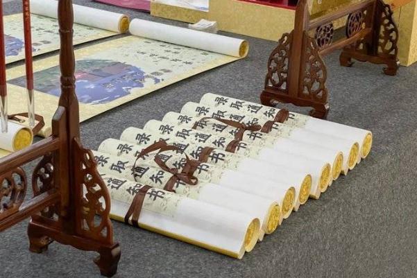 高校1.6米長卷軸式錄取通知書 寓意展開新的人生 高校1.6米長卷軸式錄取通知書 寓意展開新的人生