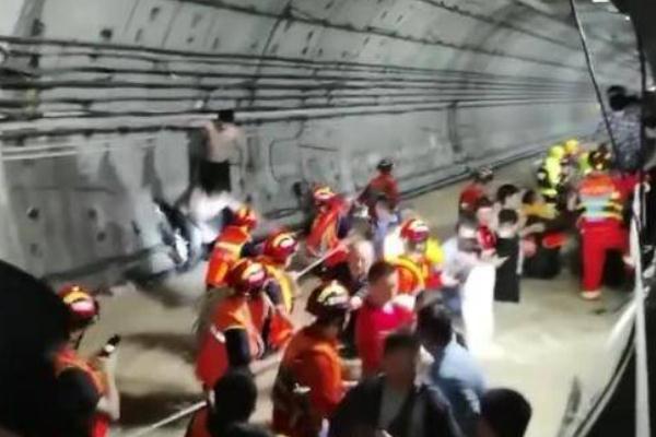 鄭州地鐵被困者講述驚魂120分鐘 大暴雨的降水量是多少 鄭州地鐵被困者講述驚魂120分鐘 大暴雨的降水量是多少