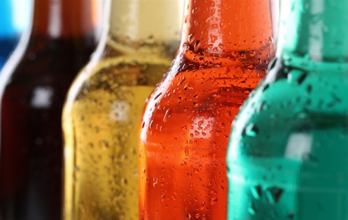 罐裝可樂能帶上飛機(jī)嗎 罐裝可樂和瓶裝可樂哪個劃算