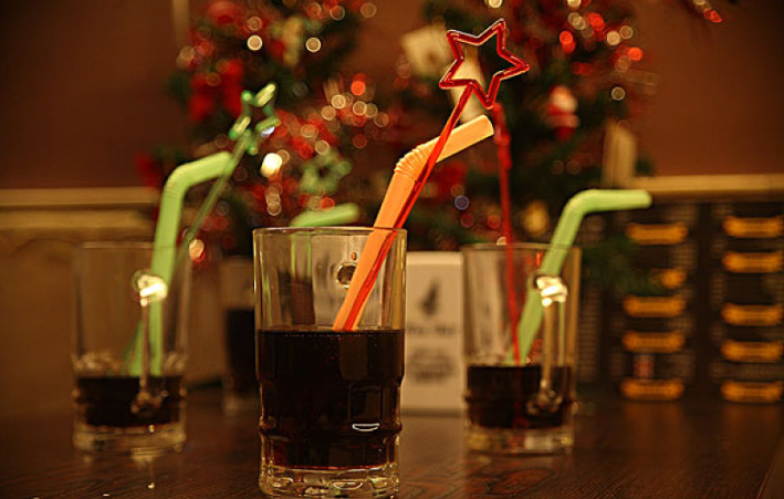 罐裝可樂能帶上飛機(jī)嗎 罐裝可樂和瓶裝可樂哪個劃算