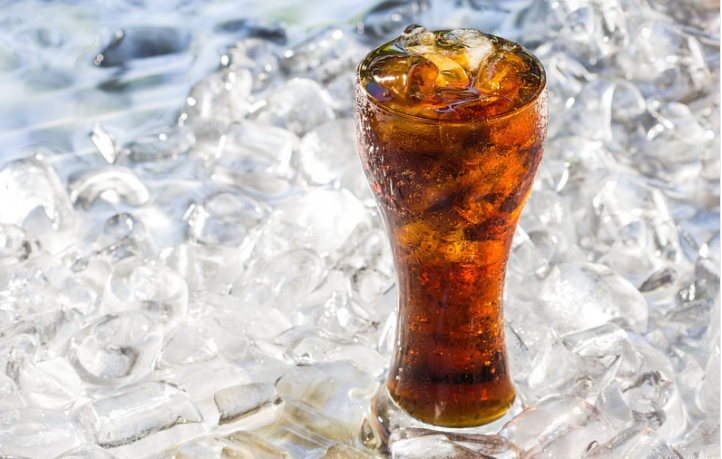 罐裝可樂能帶上飛機(jī)嗎 罐裝可樂和瓶裝可樂哪個劃算