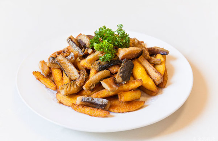 煮熟的魚(yú)可以隔夜吃嗎 煮熟的魚(yú)在常溫下能放多久 煮熟的魚(yú)可以隔夜吃嗎 煮熟的魚(yú)在常溫下能放多久