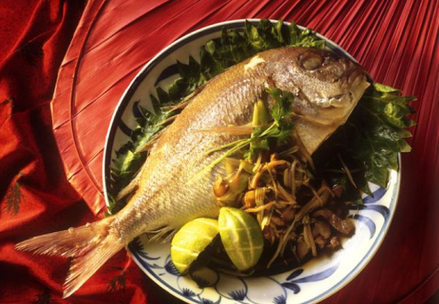 隔夜魚放冰箱第二天能不能吃 煮熟的魚放冰箱里多久不能吃 隔夜魚放冰箱第二天能不能吃 煮熟的魚放冰箱里多久不能吃