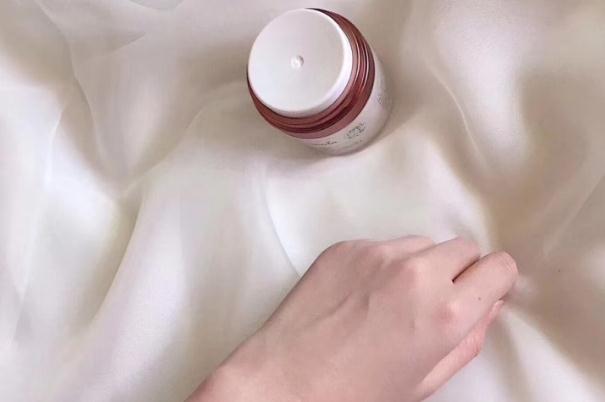 素顏霜會(huì)過期嗎 素顏霜過期了還能用嗎 素顏霜會(huì)過期嗎 素顏霜過期了還能用嗎