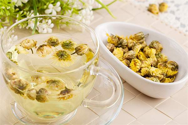 菊花茶的正確沖泡方式 夏季喝菊花茶好嗎 菊花茶的正確沖泡方式 夏季喝菊花茶好嗎