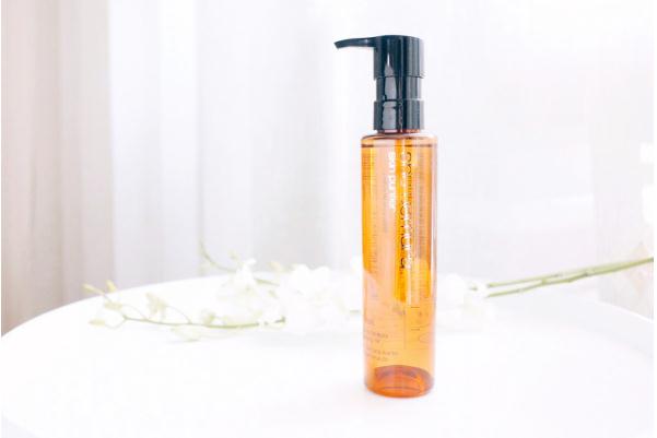 卸妝油是卸妝水嗎 卸妝油為什么要干手干臉 卸妝油是卸妝水嗎 卸妝油為什么要干手干臉