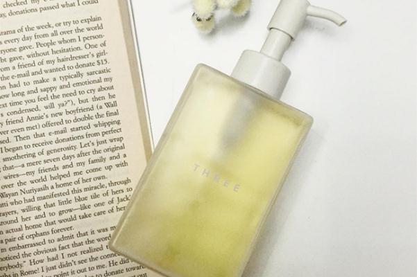 用卸妝油還需要用洗面奶嗎 用卸妝油會導(dǎo)致長痘嗎 用卸妝油還需要用洗面奶嗎 用卸妝油會導(dǎo)致長痘嗎