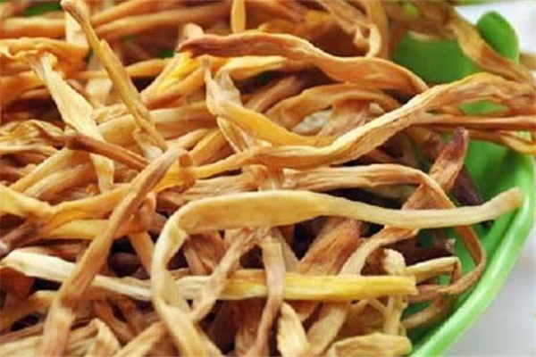 黃花菜長蟲子了可以吃嗎 黃花菜壞了是什么樣的 黃花菜長蟲子了可以吃嗎 黃花菜壞了是什么樣的