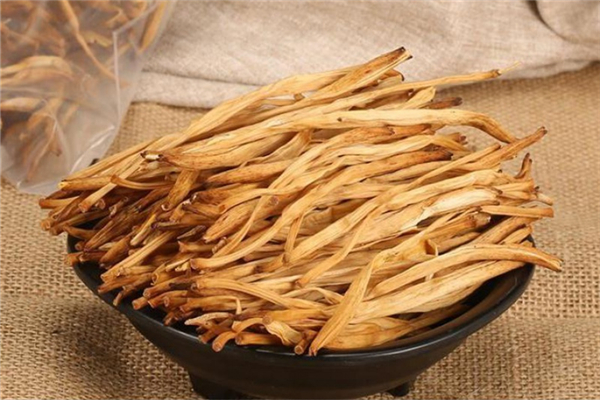 黃花菜泡一夜能吃嗎 黃花菜泡發(fā)的正確方法 黃花菜泡一夜能吃嗎 黃花菜泡發(fā)的正確方法