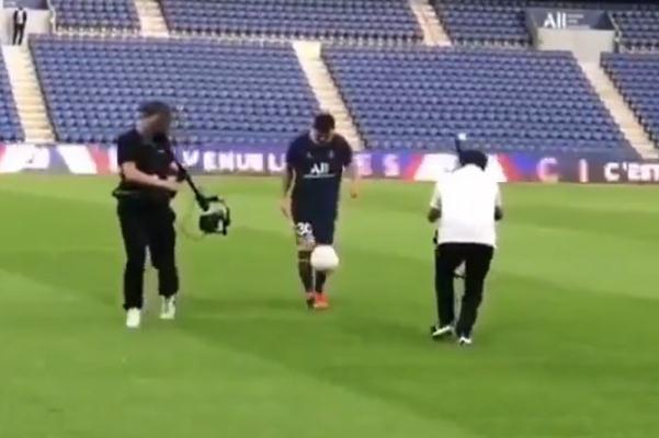 梅西選擇30號球衣亮相巴黎主場秀顛球 踢足球?qū)ι眢w的好處 梅西選擇30號球衣亮相巴黎主場秀顛球 踢足球?qū)ι眢w的好處